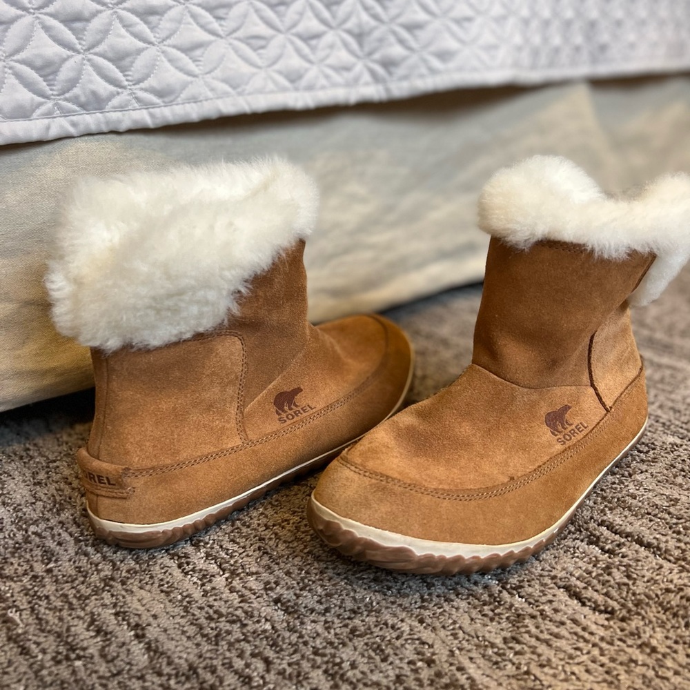 Sorel Out N About Suede Booties, sz 8.5 EUC